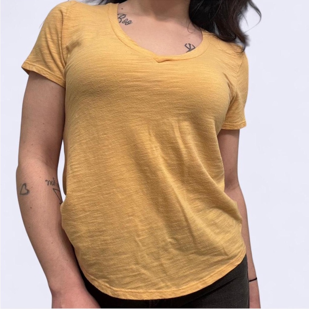 🍑 American Eagle V-Neck Basic Tee - Peach Small